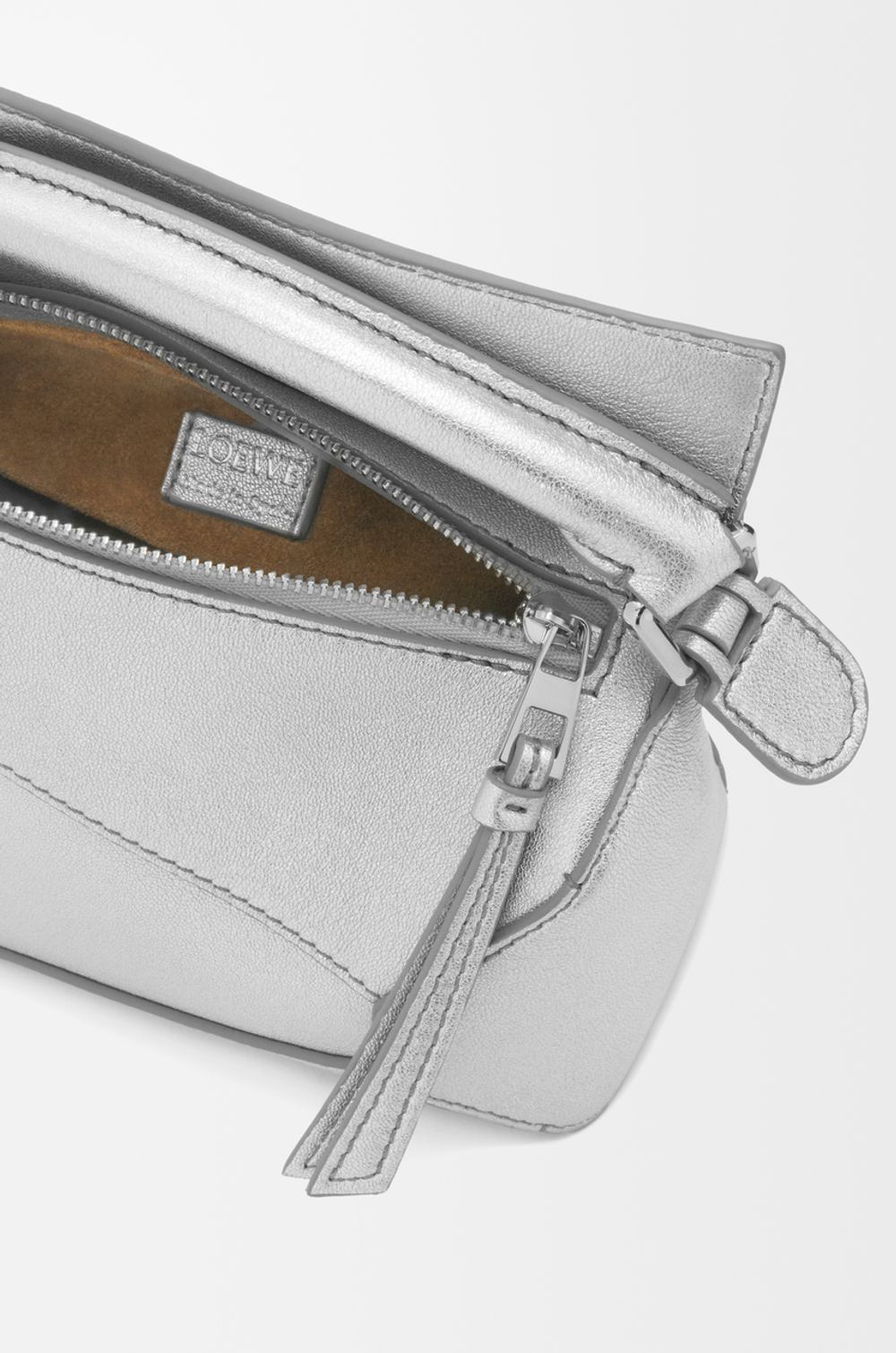 Loewe Мини-сумка Puzzle Edge из ламинированной овечьей кожи, серебряный