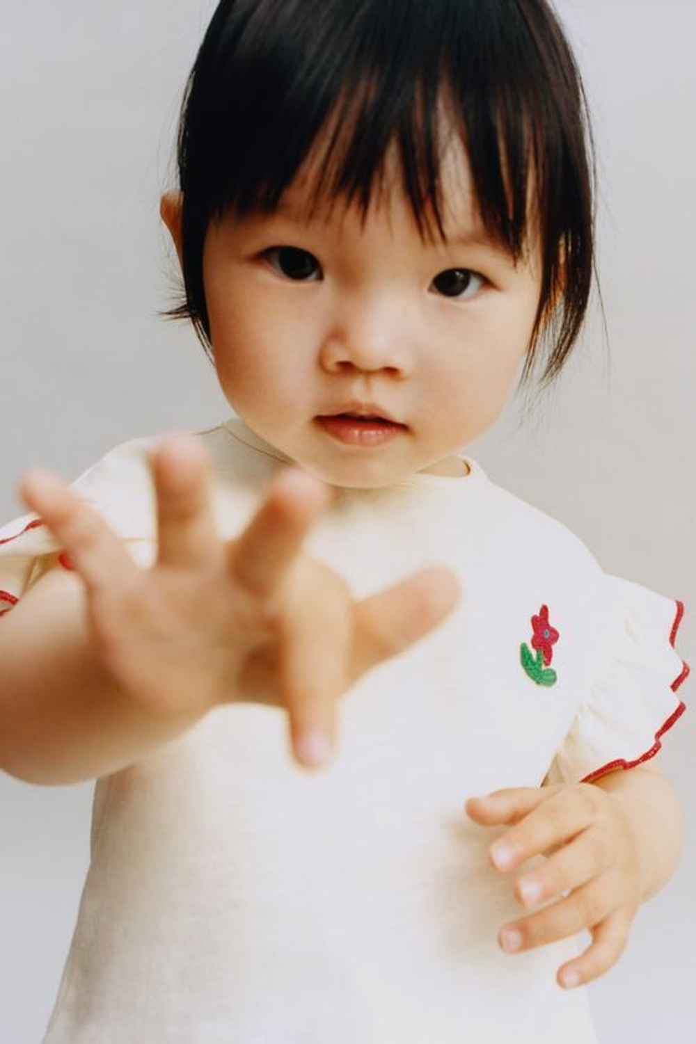 ZARA ФУТБОЛКА С АППЛИКАЦИЕЙ, СВЕТЛЫЙ ЭКРЮ