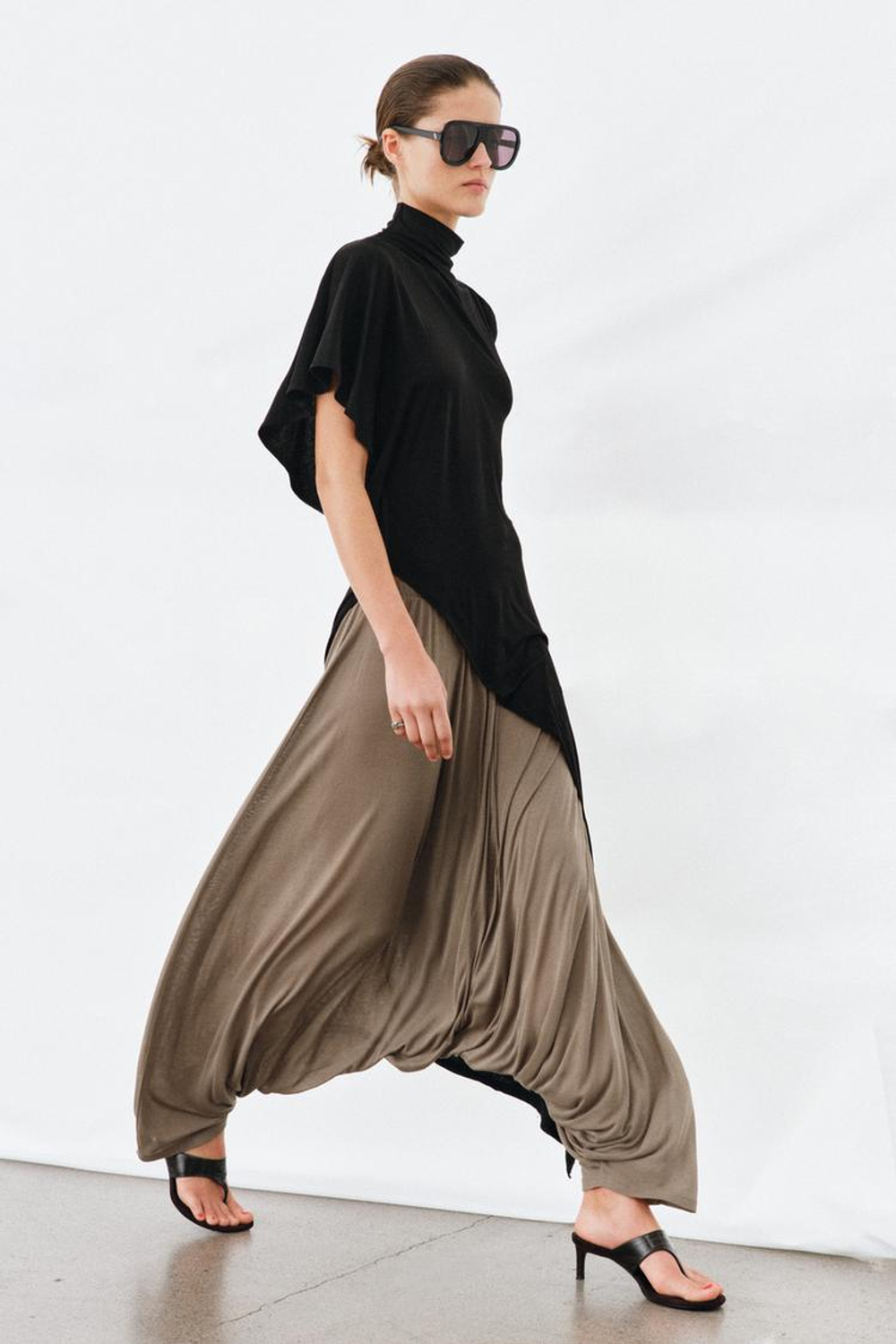 ZARA СВОБОДНЫЕ СТРУЯЩИЕСЯ БРЮКИ, СВЕТЛЫЙ ЖЕЛТО-КОРИЧНЕВЫЙ