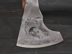 Топор "Дракон Драккара", рукоять комель берёзы (морилка)