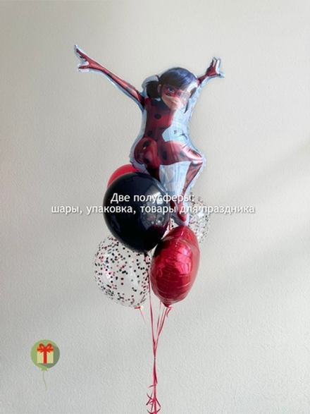 Фонтан с черными и красными шарами