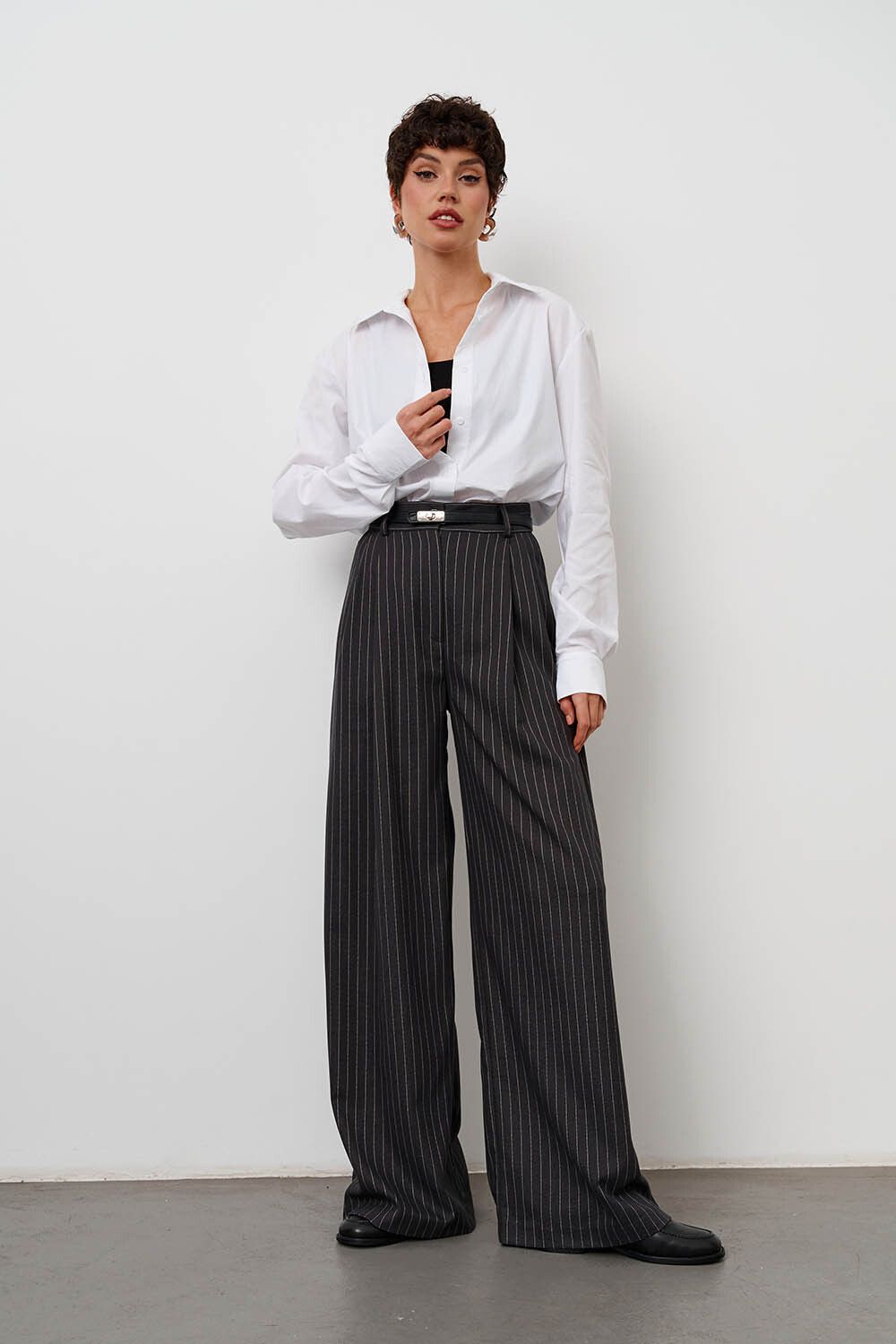 Брюки с защипами в полоску темно-серого цвета