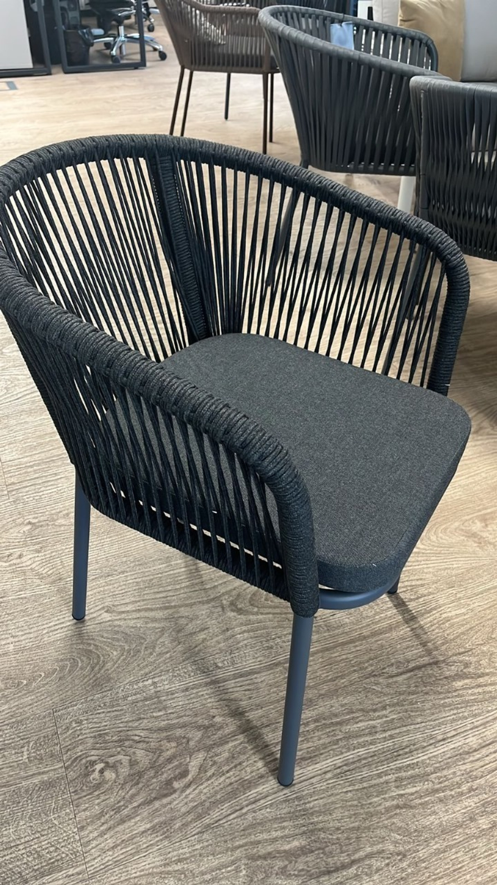 "Марсель" стул плетеный из роупа, каркас алюминий темно-серый (RAL7024) муар, роуп темно-серый круглый, ткань темно-серая 027