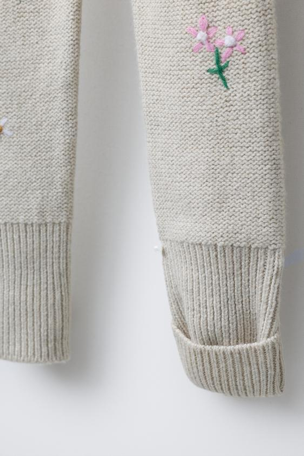 ZARA ВЯЗАНЫЙ КОМБИНЕЗОН С ВЫШИВКОЙ ЦВЕТОВ, СВЕТЛО-БЕЖЕВЫЙ