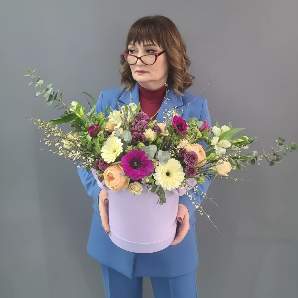 Композиция в шляпной коробке, асимметричная с анемонами, розой, эвкалиптом и генистой.