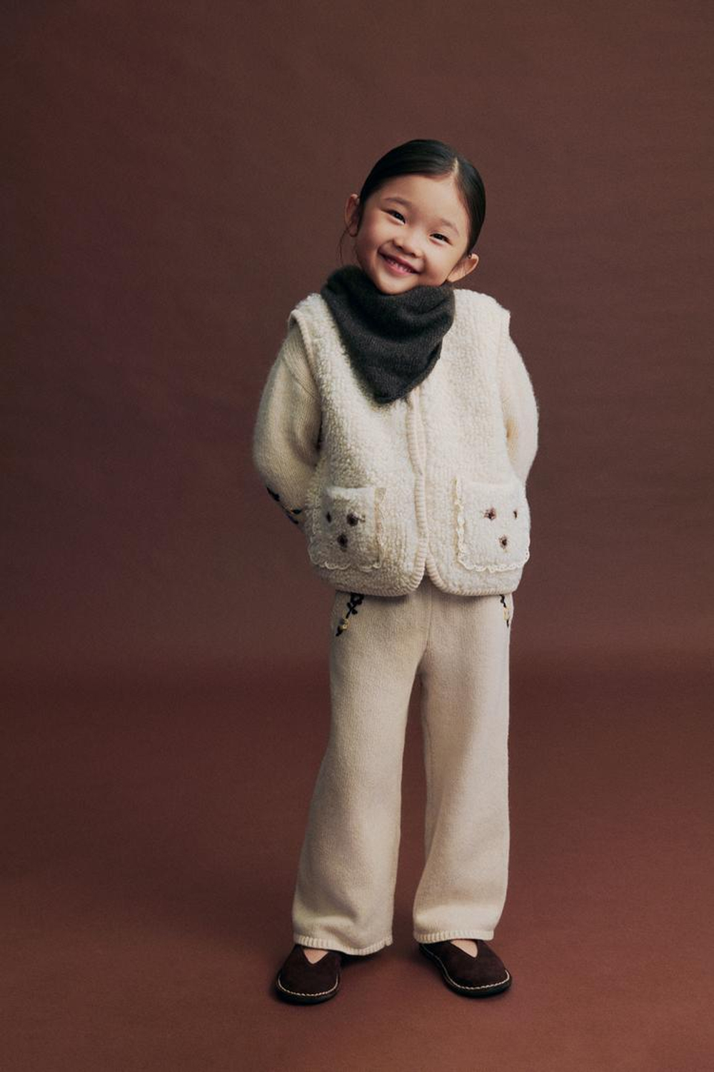 ZARA ВЯЗАНЫЙ ЖИЛЕТ С ИСКУССТВЕННОЙ ОВЧИНОЙ И ЦВЕТОЧНОЙ ВЫШИВКОЙ, ЭКРЮ