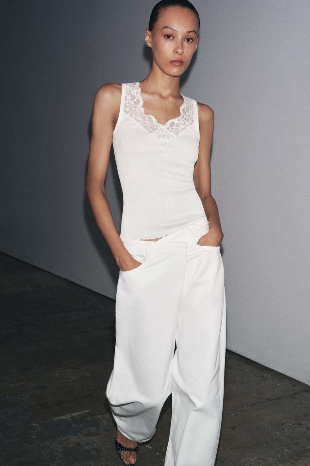 ZARA ФУТБОЛКА В РУБЧИК С КРУЖЕВОМ, ЖЕЛТОВАТО-БЕЛЫЙ