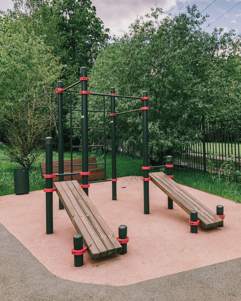 Воркаут комплекс со скалодромом, баскетбольным кольцом и скамьей для пресса – Резольют