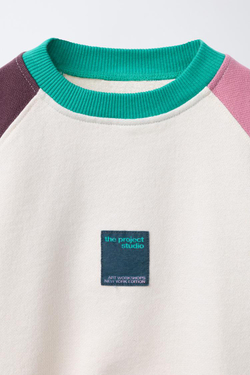 ZARA ТОЛСТОВКА С ЦВЕТНЫМИ БЛОКАМИ И НАШИВКОЙ, КОРАЛЛОВО-КРАСНЫЙ