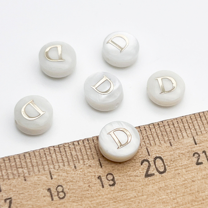 Буква D, бусина, перламутр, диаметр 7,5-8 мм, толщина 4,5-5 мм, цена за 1 шт