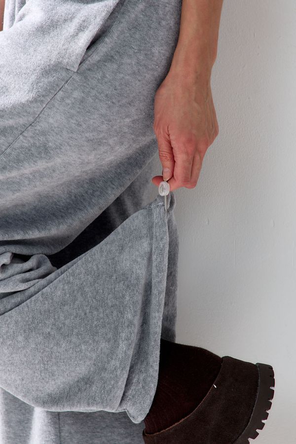 Широкие брюки на резинке из велюровой ткани цвета серый меланж