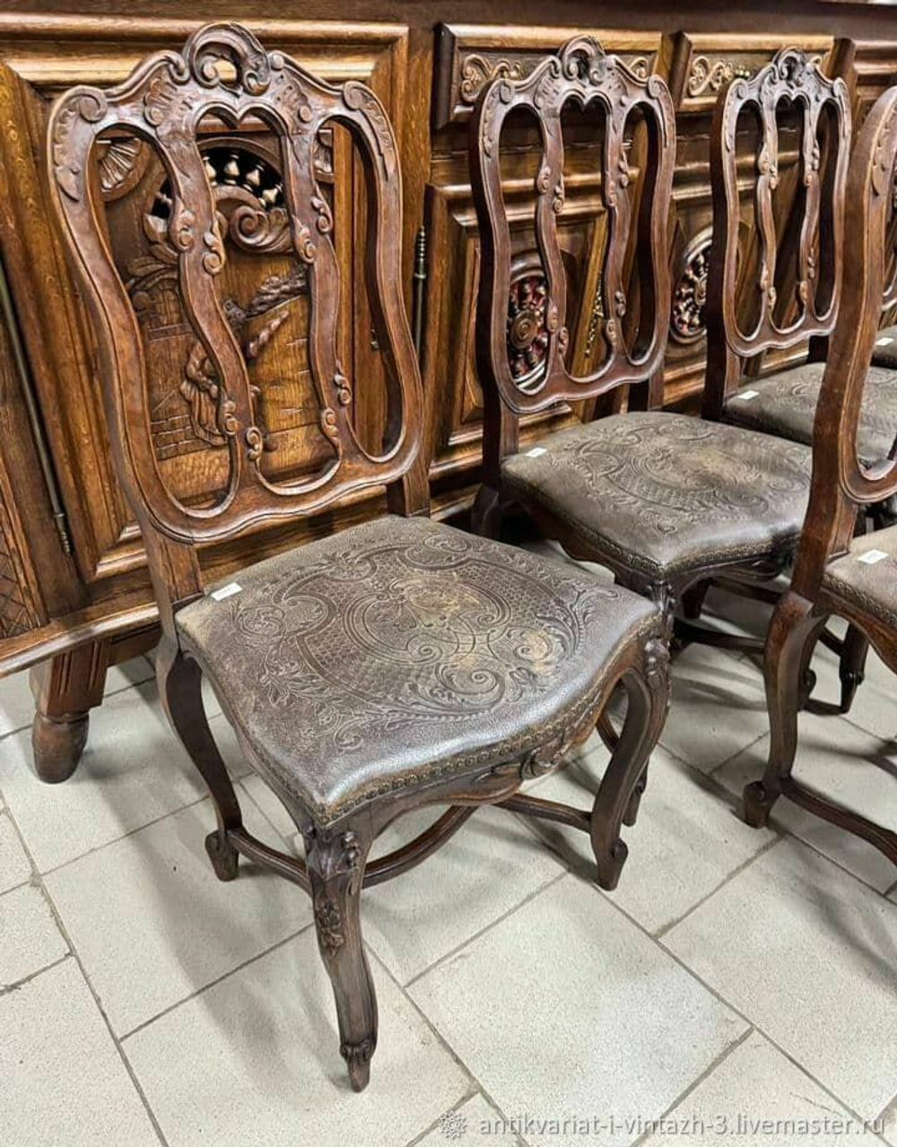 Антикварные стулья с кожей