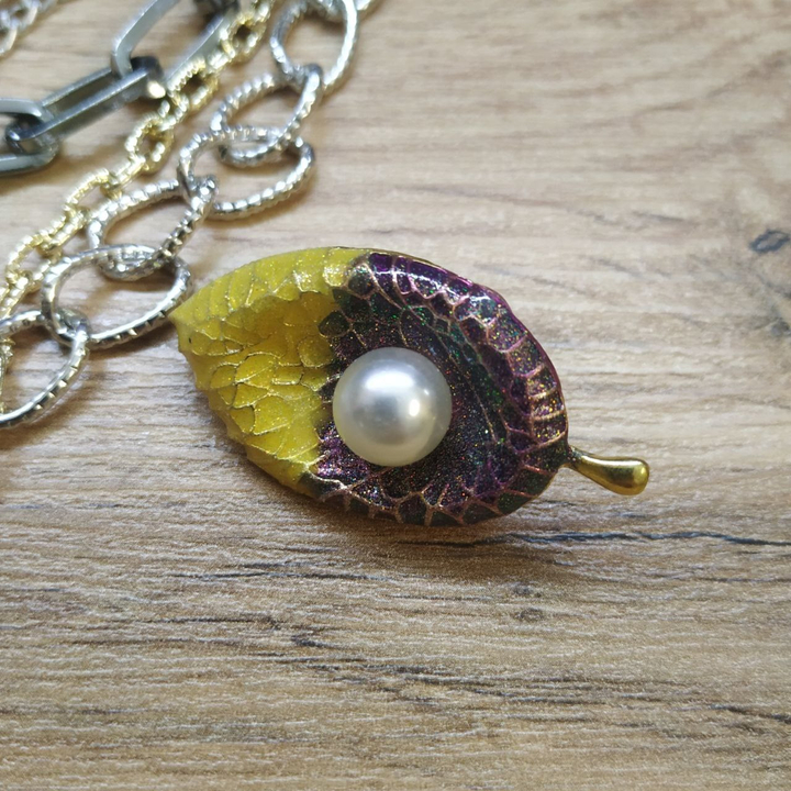 Брошь Лист вогнутый с бусинкой эмаль цветная с блестками металл золотистый