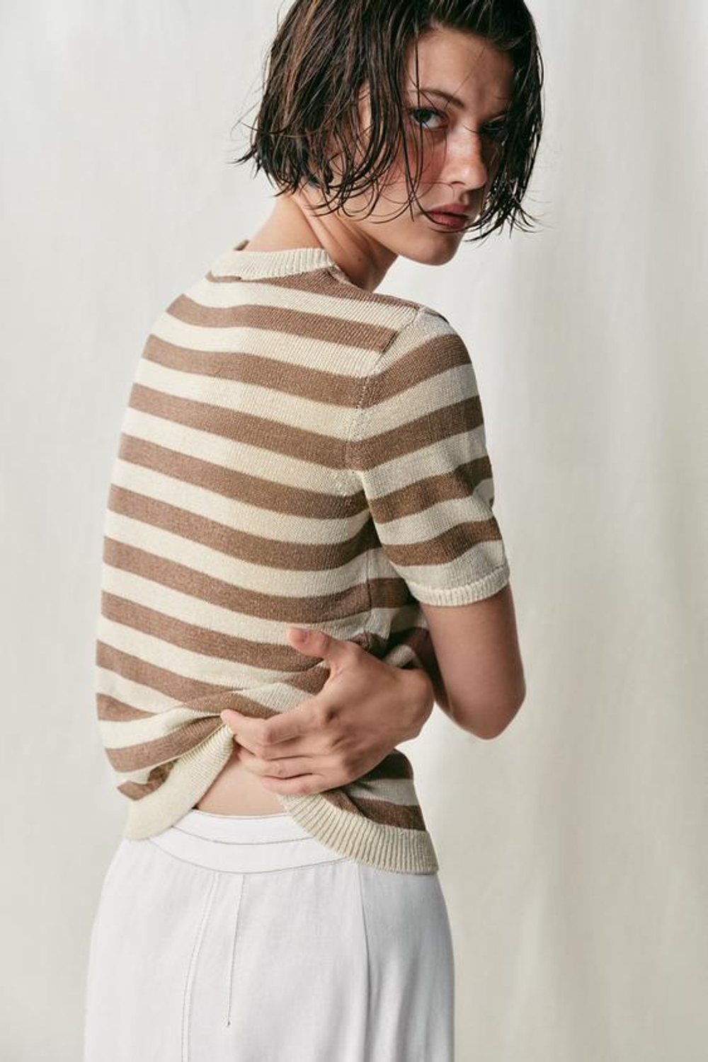 ZARA ТРИКОТАЖНЫЙ ТОП С КОРОТКИМИ РУКАВАМИ, ЭКРЮ/КОРИЧНЕВЫЙ