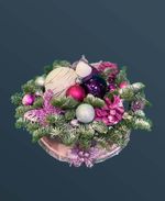 Композиция с розовыми украшениями