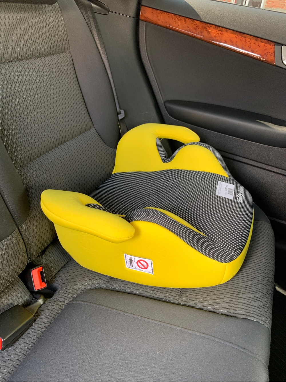 Автокресло (бустер) LB 311 (Teddy Bear) ПК (23. YELLOW+BLACK DOT)