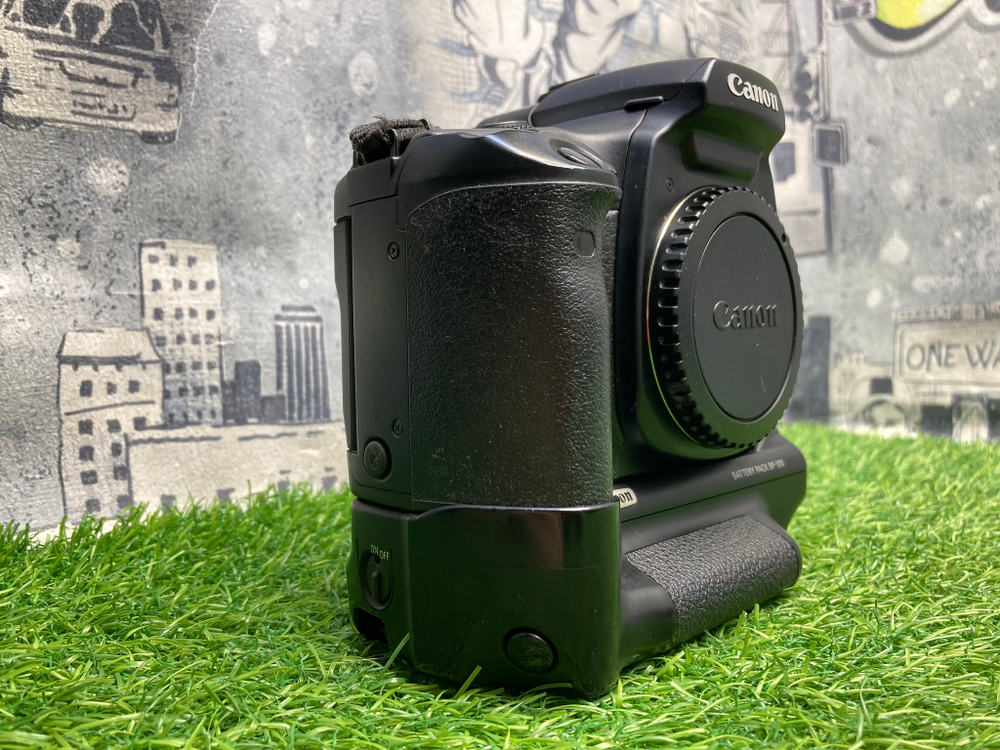 Canon EOS 33 + Battery Pack