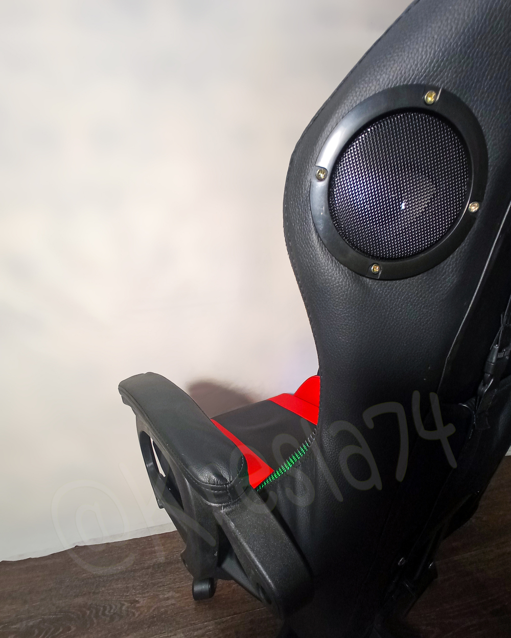 Геймерское кресло с RGB подсветкой и динамиками черно-красное