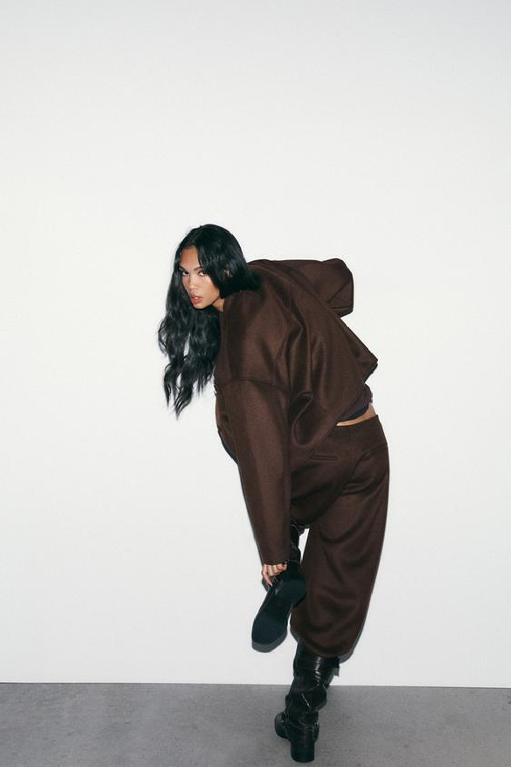 ZARA БРЮКИ BARREL ИЗ СМЕСОВОЙ ШЕРСТИ СО СКЛАДКАМИ, ТЕМНО-КОРИЧНЕВЫЙ