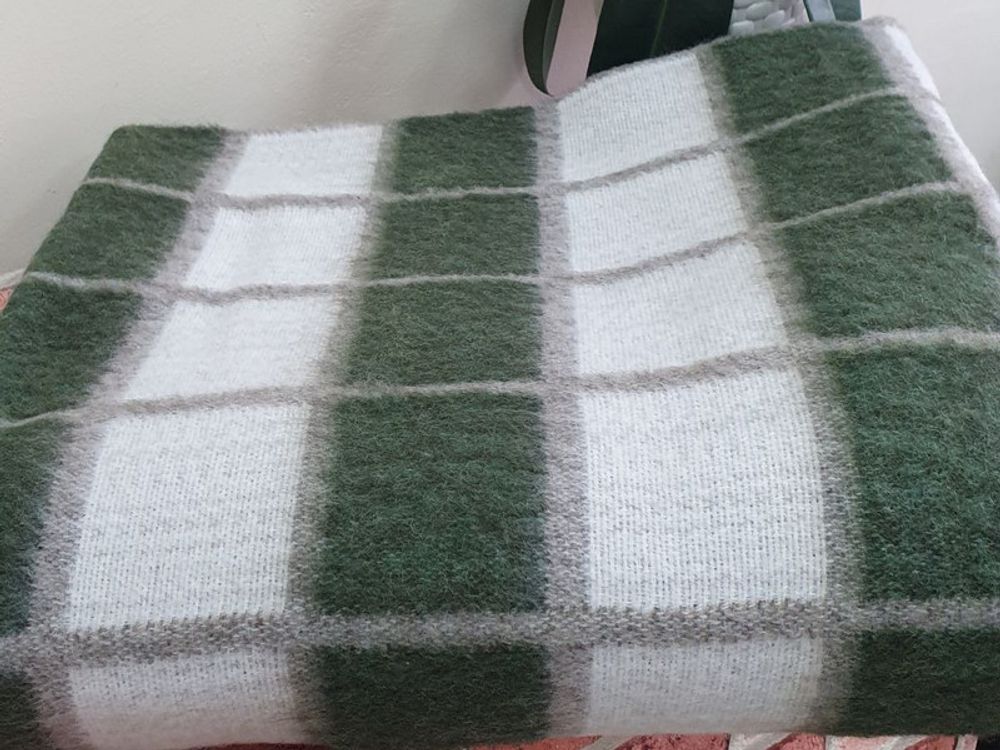 Одеяло полушерстяное "ВВ. БЕЛО-ЗЕЛЁНО-БЕЖЕВАЯ КЛЕТКА" ОПШ-1, 50% шерсть, плотность 400 г/м2, Россия.