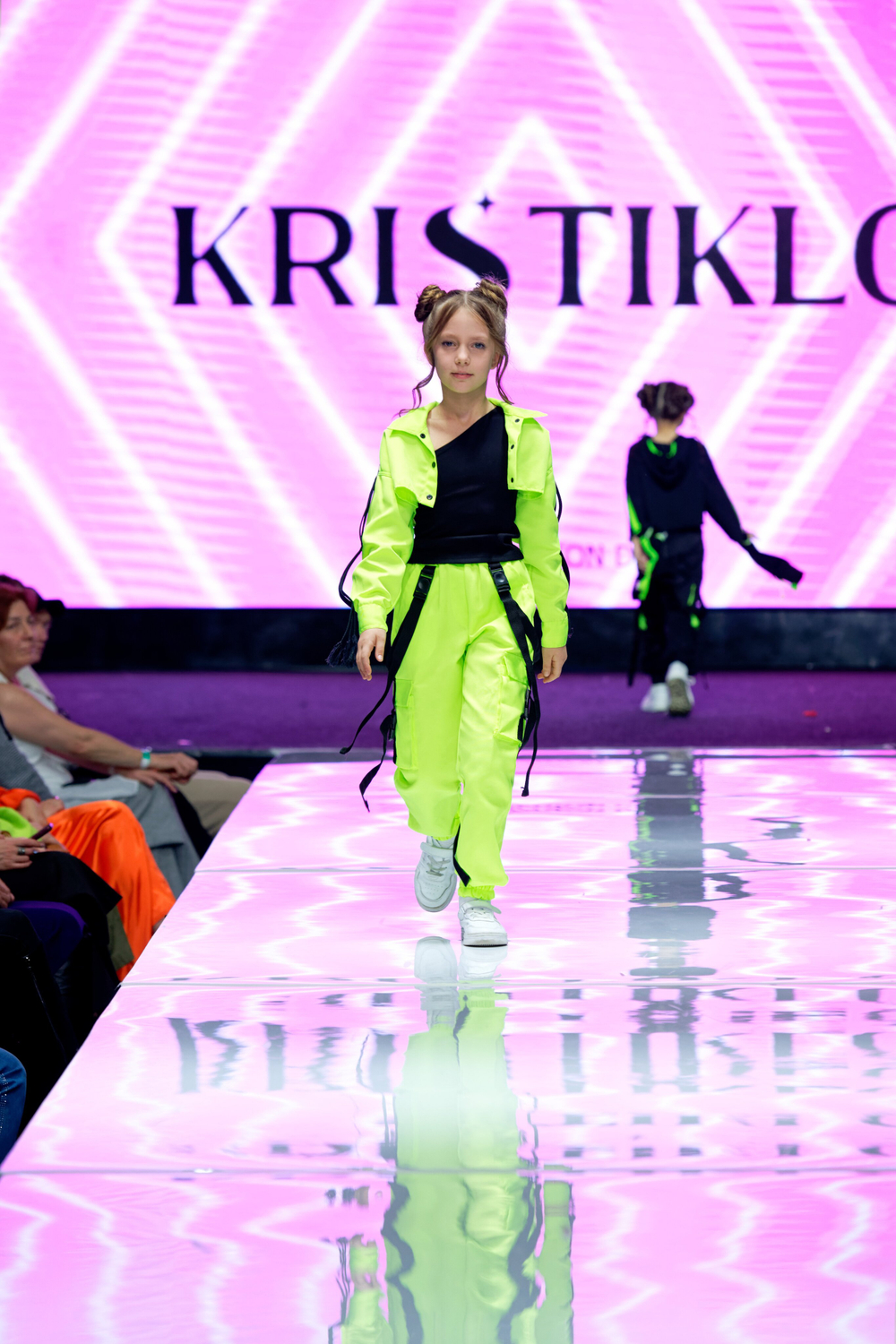 Желто-зеленый костюм