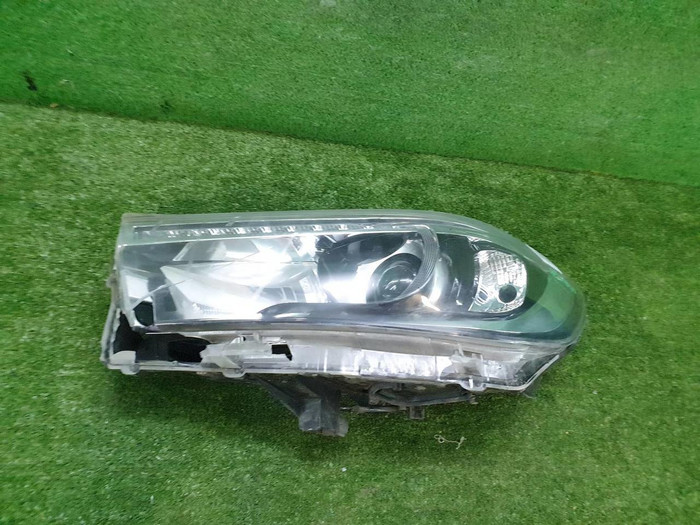 Битая Фара левая Toyota Hilux 8 (2015-2020) LED