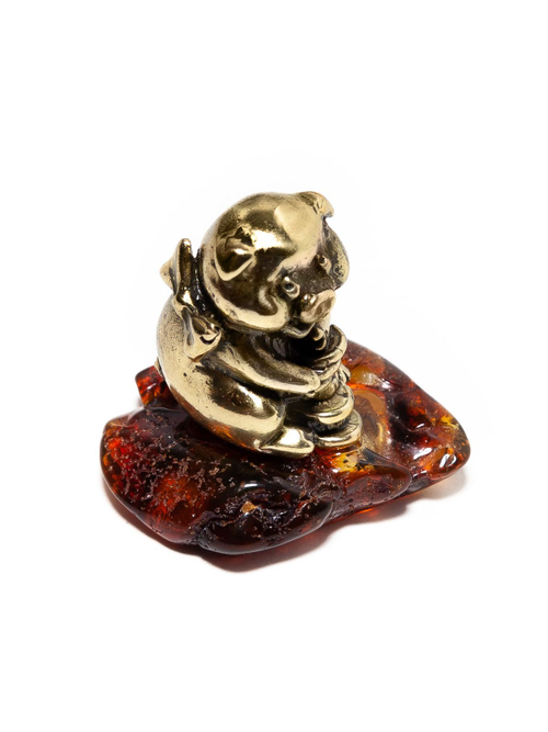 Фигурка с янтарем натуральным цельным - Довольная свинка с деньгами. Статуэтка из янтаря цельного