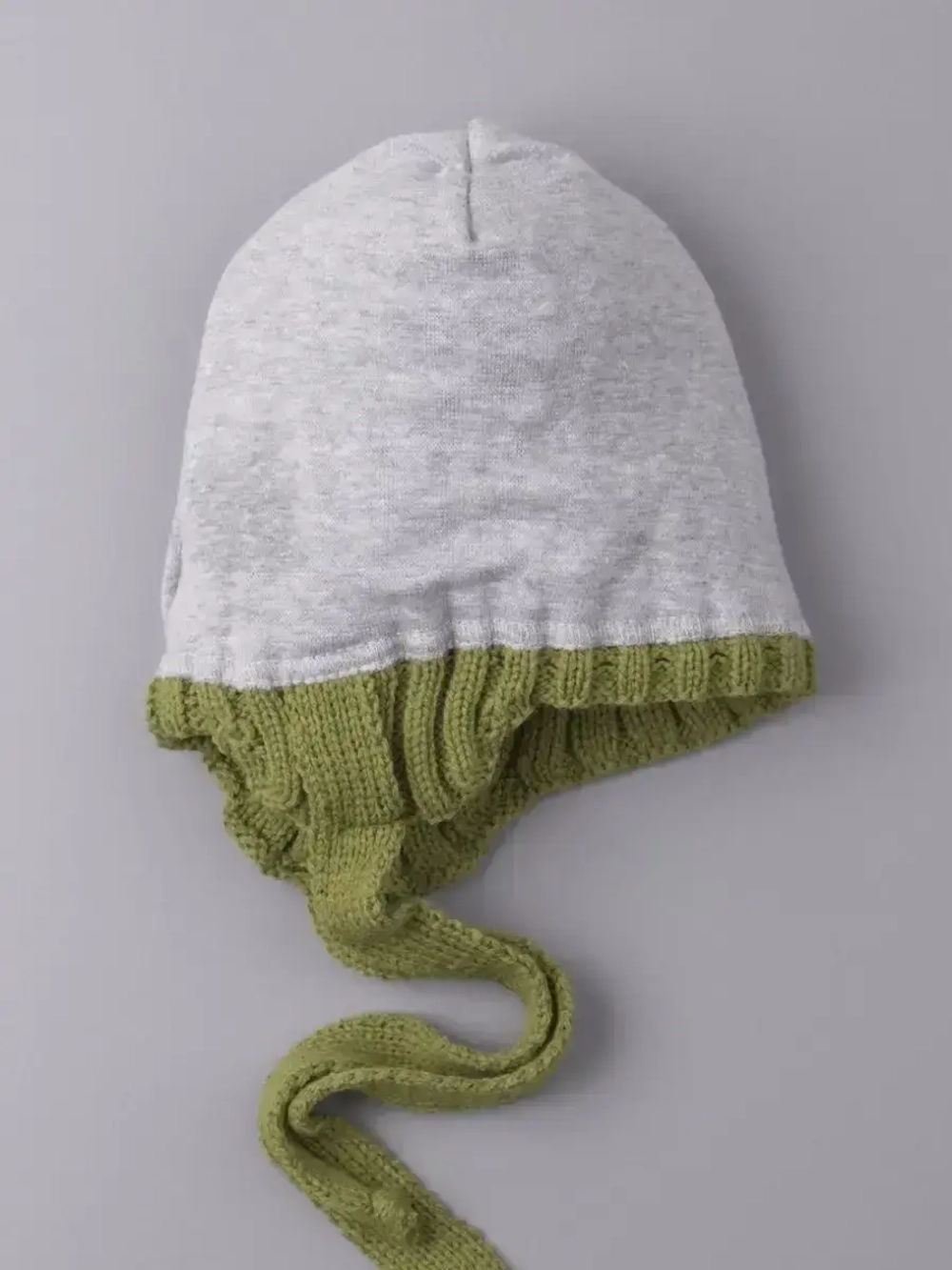 Шапка детская осенняя с завязками и помпонами