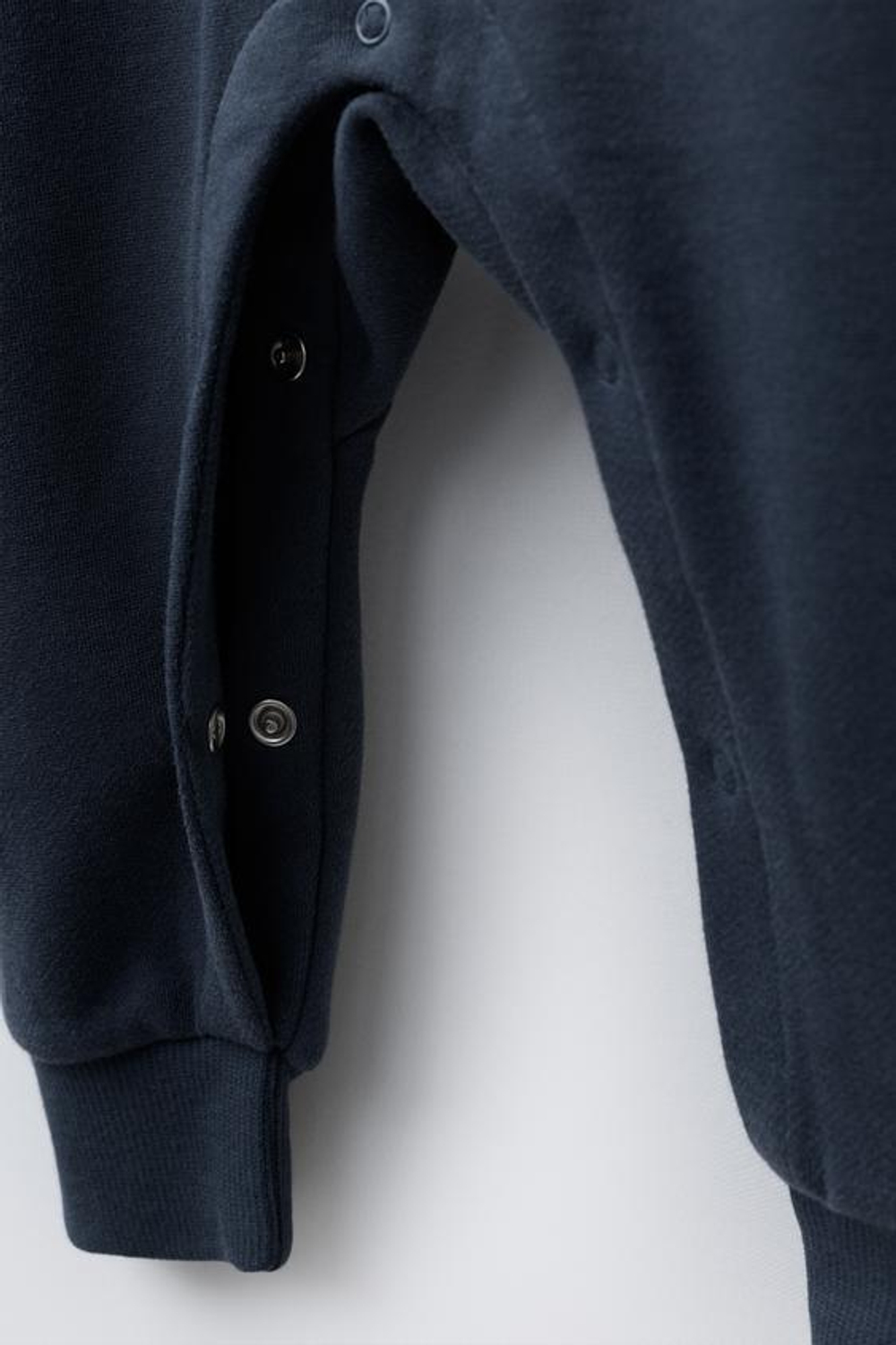 ZARA ПЛЮШЕВЫЙ КОМБИНЕЗОН С ВЫШИВКОЙ «ЩЕНОК», ТЕМНО-СИНИЙ