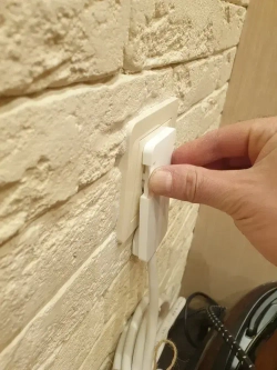 Удлинитель электрический с выключателем плоской потайной вилкой невидимкой (за шкаф) 3 розетки 1.5 метра