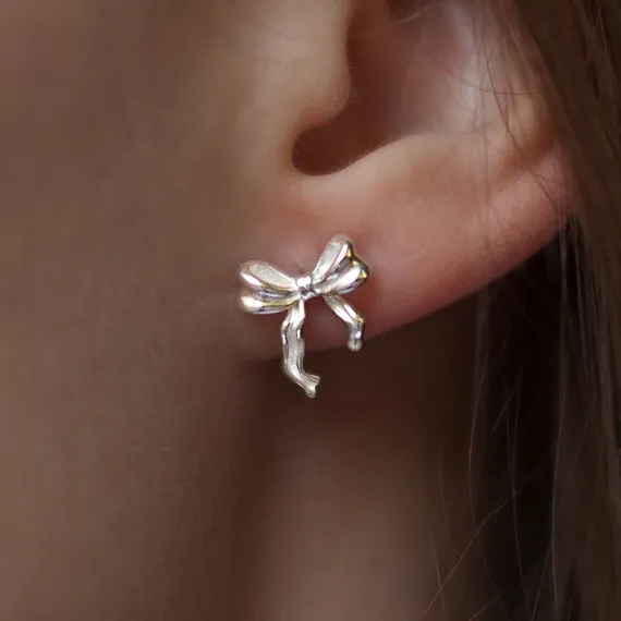 Серьги-пусеты Бантик асимметричный из серебра 925 пробы, главное фото