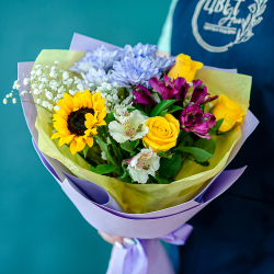 Яркий букет с подсолнухом и желтыми розами