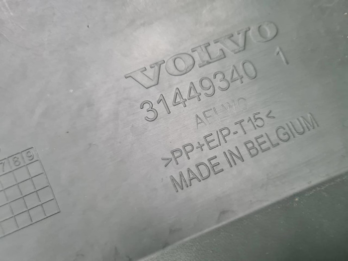 Юбка переднего бампера Volvo XC40 (2017-2022)