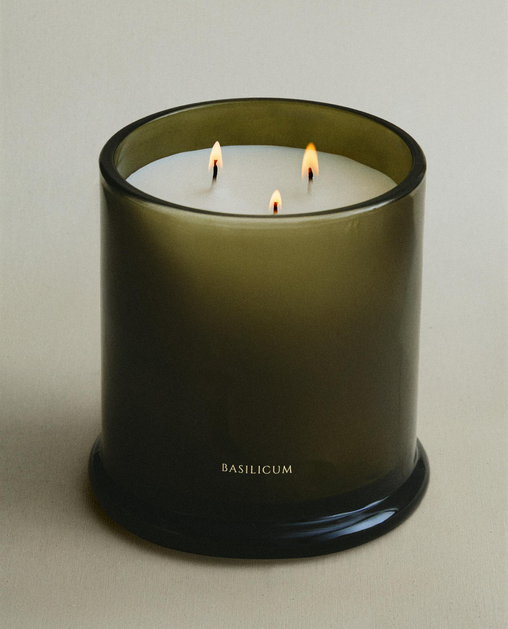 Zara Home Свеча ароматическая Basilicum 500 г, растительный воск, аромат свежий цитрусовый, Горчичный