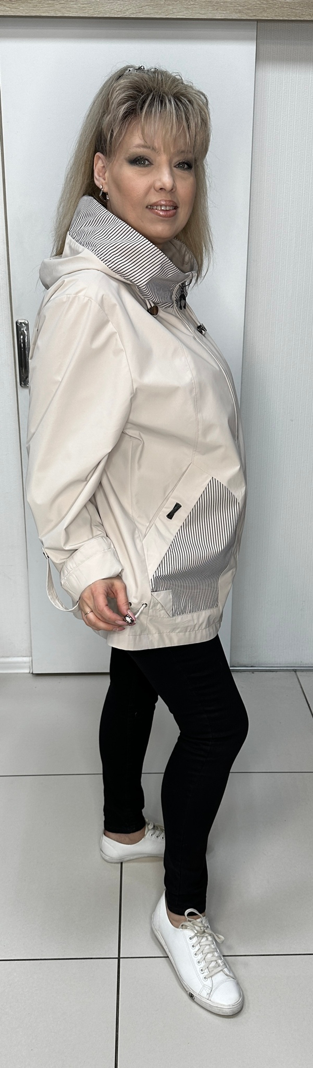 Весенняя бежевая куртка-ветровка с полосатой отделкой