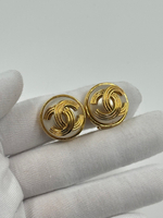 Клипсы Chanel с «жемчугом» и лого