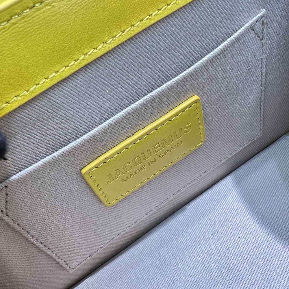 Jacquemus Le Chiquito Moyen 18 cm