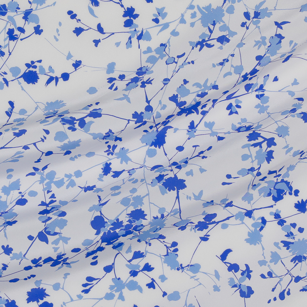 Белый крепдешин с принтом синих и голубых соцветий