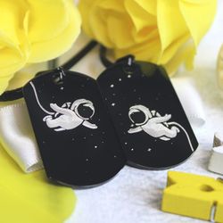 Черные парные жетоны для влюбленных с гравировкой на заказ Космонавты