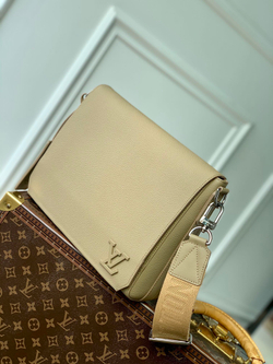 Louis Vuitton Takeoff Messenger