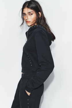 ZARA ТОЛСТОВКА ИЗ ФЛИСА С ЭФФЕКТОМ ПОТЕРТОСТИ И ЗАКЛЕПКАМИ, УГОЛЬНЫЙ