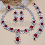 Набор ювелирных украшений из четырех предметов.