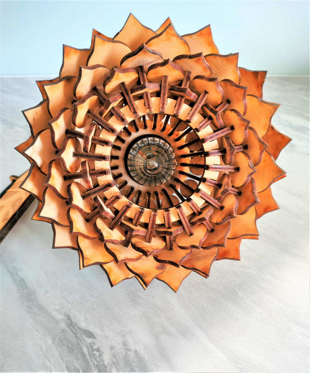 Настольный светильник из фанеры в стиле лофт "Шишка"