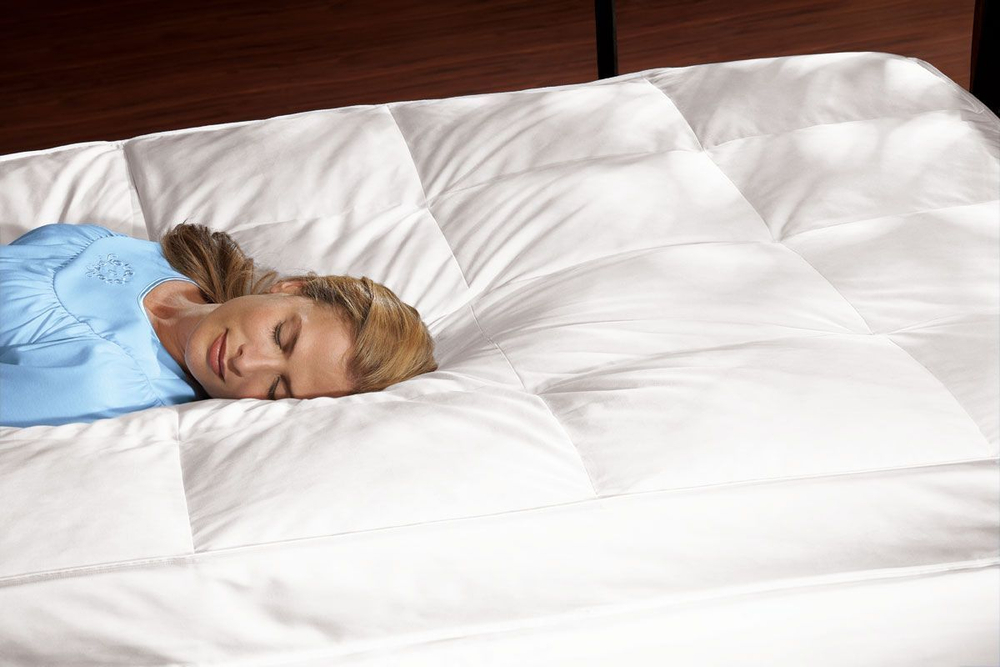 Перина пуховая 6 см 200x220 климат-контроль с уплотненным центром Dorbena