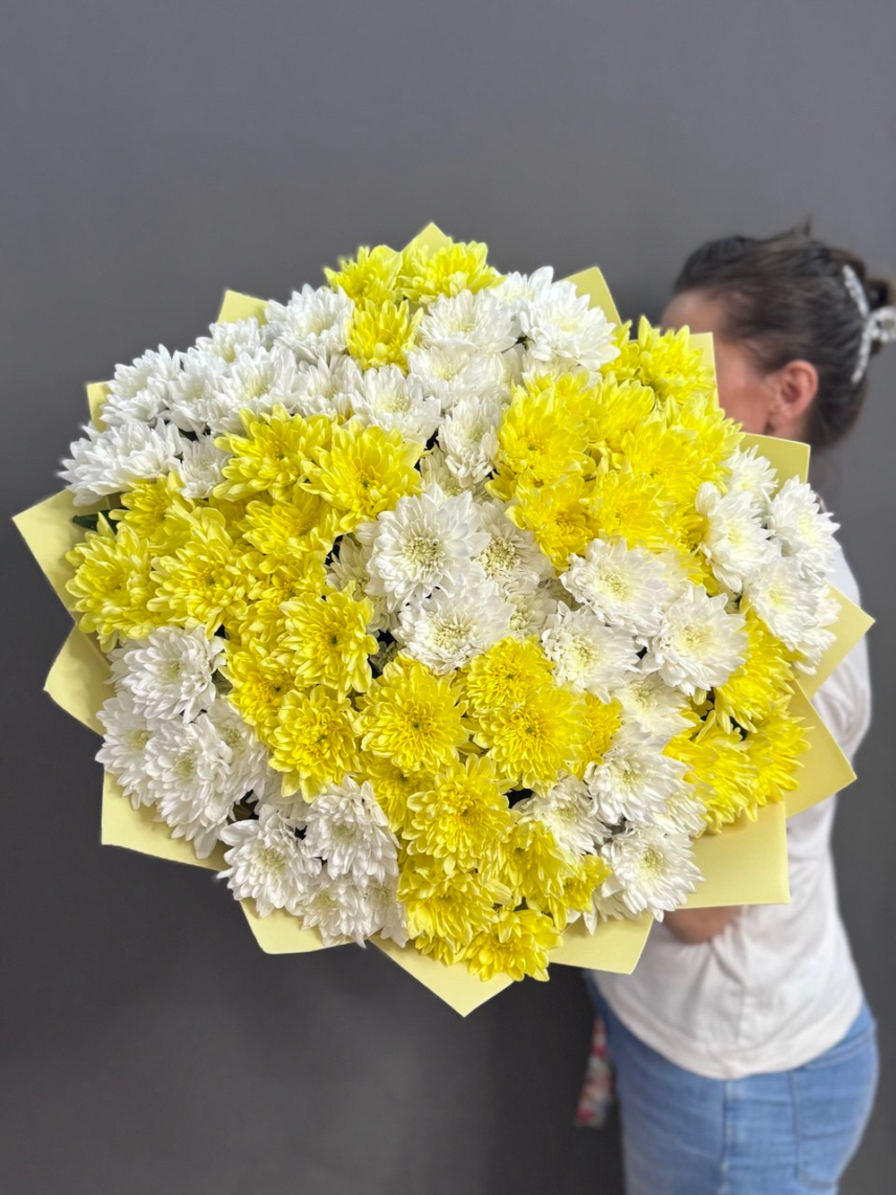 Букет с 19 белыми и желтыми кустовыми хризантемами