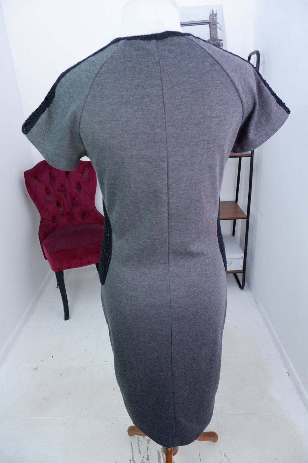 Платье Viva La Vita сдержанное, визуально на 46 размер