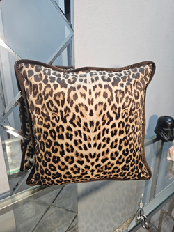 Подушка бархатная с принтом шкуры леопарда (коричневая)