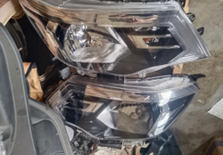 Оригинальная передняя фара Nissan Terra (галоген/LED),