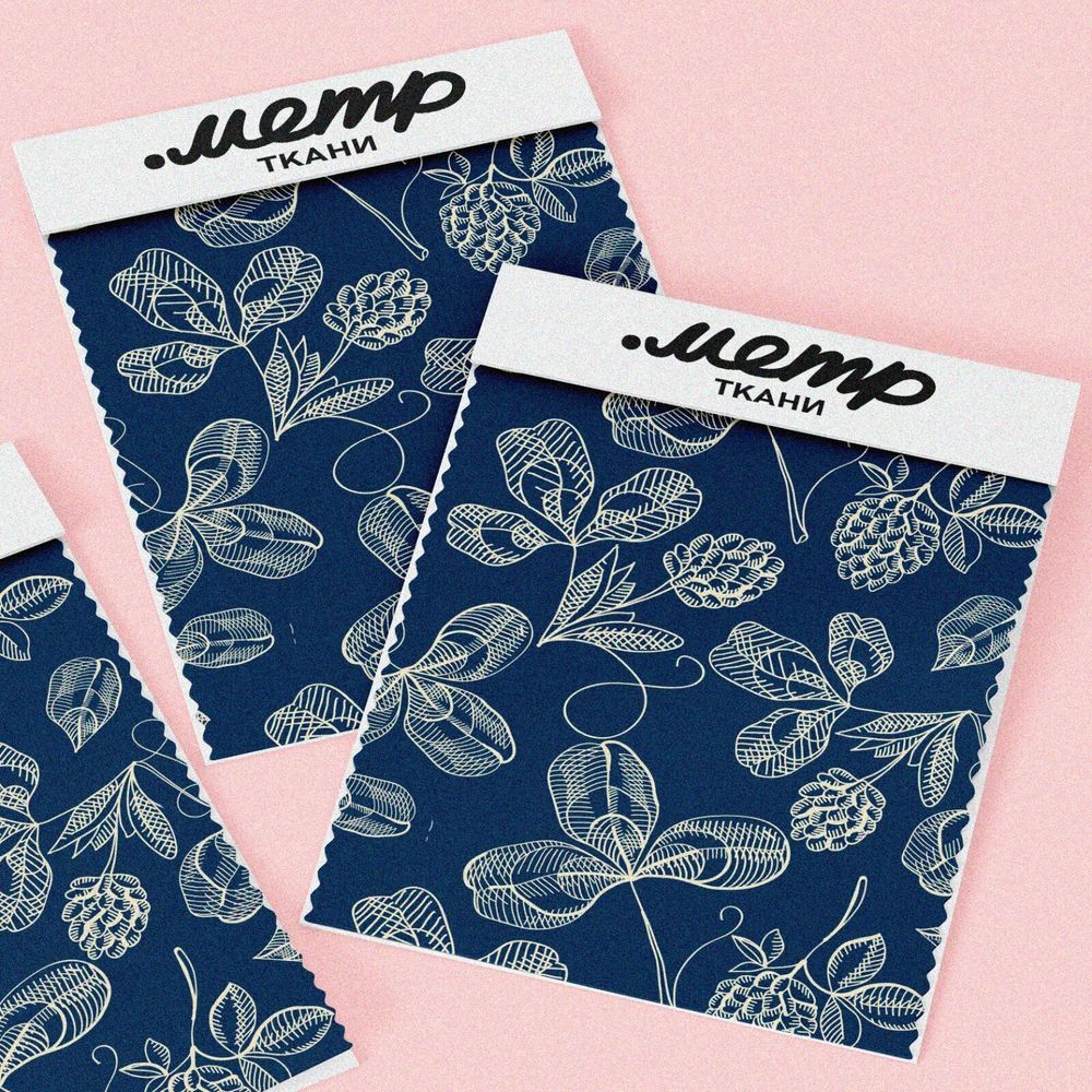 Ткань габардин белые узоры клевера утончённые