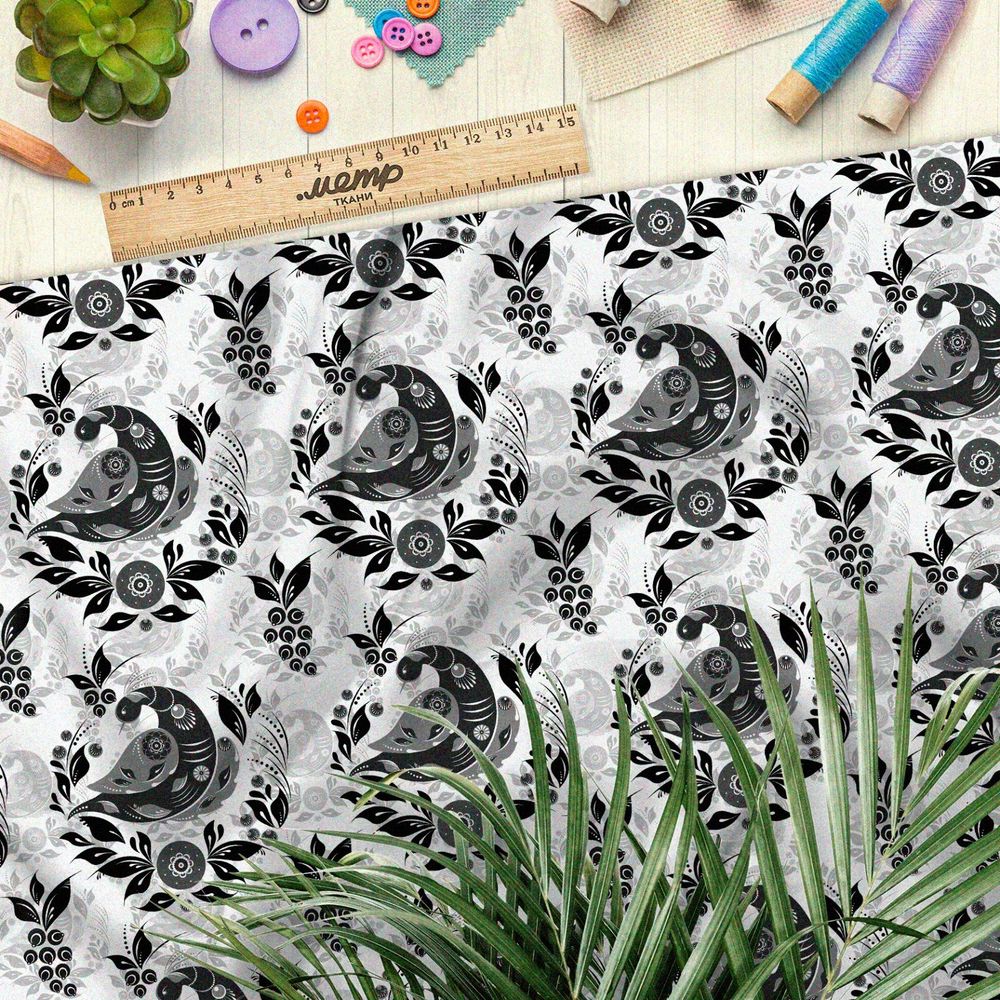 Ткань мембрана чёрные голуби и черника на белом фоне